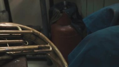 Dolly pirinç tuba parçası üç düğme sandalyede döşeme ile vurdu kadar kapatın