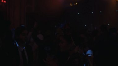 Saint Petersburg, Rusya Federasyonu - 29 Ekim 2016: Halloween kostümleri, gece kulübü, yanıp sönen ışıklar içinde partide dans