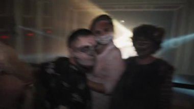 SAINT PETERSBURG, RUSSIA - 29 Ekim 2016: Cadılar Bayramı kostümlü gençler gece kulübünde kamera önünde dans ediyorlar