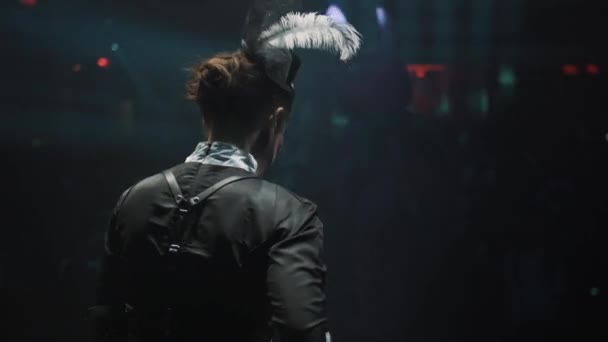 SAINT PETERSBURG, RUSSIA - PAŹDZIERNIK 29 PAŹDZIERNIKA 2016: DJ kobieta mieszająca muzykę na scenie z różową maskotką królika na imprezie halloween — Wideo stockowe