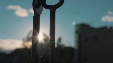 Slowmotion kapı tuşları dışında parlak güneşin altında asılı kapatın. Bina bulanık