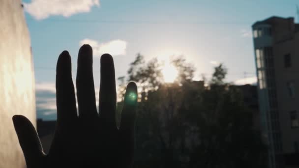 Zeitlupe Nahaufnahme Silhouette der Frau blockiert Sonne mit Handfläche außerhalb — Stockvideo