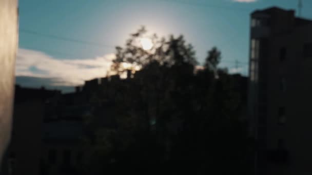 Slowmotion város udvar háttér beállítása a fényes nap, a fák és épületek — Stock videók