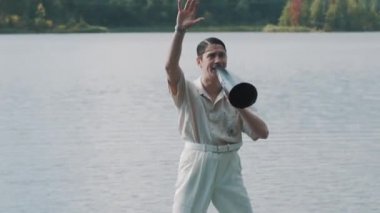 Saç net ve beyaz giysiler megafon içine tekne sesler üzerinde duran adam