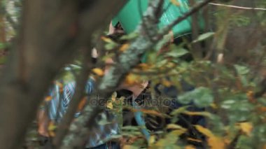 Orman dokunmatik tehlike tehlike işareti ve elektrik çarptı varlık iki adam