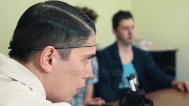 Saç filesi adam iki işçi çekim ofiste eski 8mm kamera kullanmak