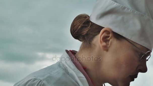Pielęgniarka z kolei jej głowę i rozpocząć pokrzykiwania na jezioro lato pochmurny dzień — Wideo stockowe