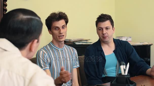 Homem na rede de cabelo assustador falando com dois visitantes na reunião do escritório — Vídeo de Stock