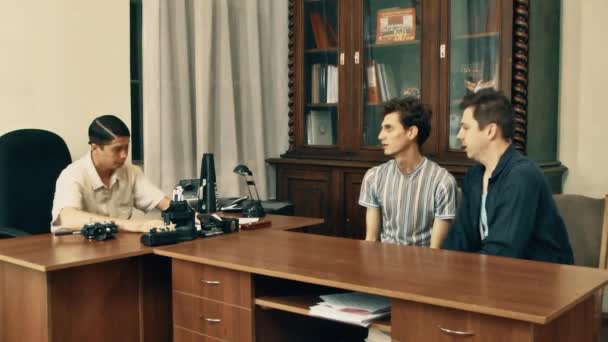 Director de cine en red de pelo enojado discutiendo con los trabajadores de oficina sobre el guion — Vídeo de stock
