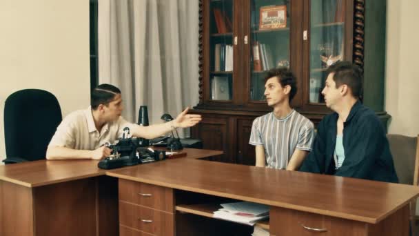 Filmový režisér v vlasy čisté zlobí hádky s office dělníci přes scénář — Stock video
