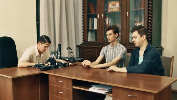 Movie director in white shirt angry reading screenplay with office laborers over — Stock Video