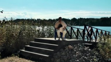 Film yapımcısı saç net ve Beyaz giysili duygusal tepki sahne hareket