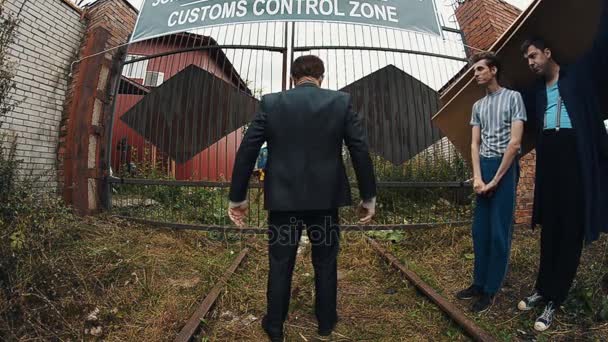 Empresario abre zona de control aduanero puertas oxidadas levantando las manos — Vídeos de Stock