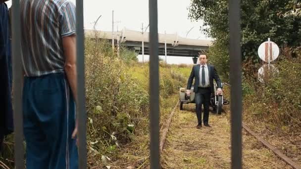 철도에 빌 게이츠를 향해 소송 걸어에서 사업 재미 있는 사람과 악수 — 비디오