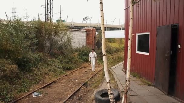 Bezorgd filmregisseur railroad trein te krijgen op het uitvoeren Klepel bord meisje — Stockvideo
