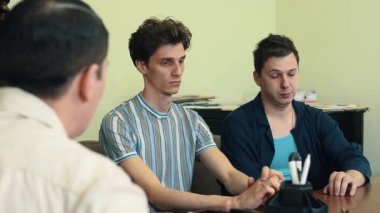 Office toplantısında iki ziyaret edenler saç net kızgın bağırdığım adam