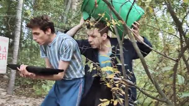 Dos tipos en el bosque tocan la señal de peligro y son golpeados por la electricidad — Vídeos de Stock