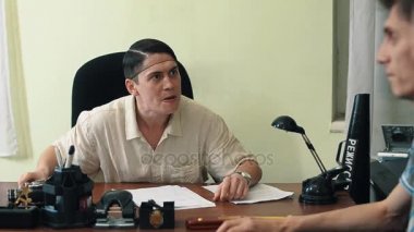 Saç net kızgın office ziyaretçi ile senaryo üzerinde tartışmanın film yönetmeni