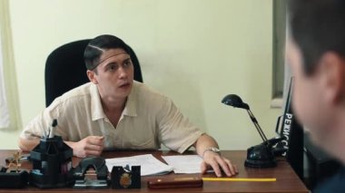 Film Yönetmen saç net kızgın kavga ile senaryo üzerinde office ziyaretçi