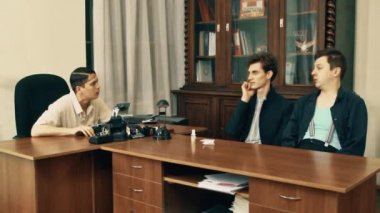 Saç net öfkeli ofis işçi ile senaryo üzerinde konuşmaya film yapımcısı
