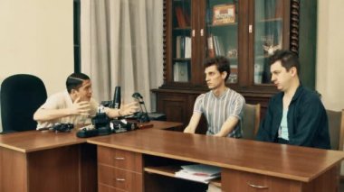 Saç net öfkeli ofis işçi ile senaryo üzerinde konuşmaya film yapımcısı