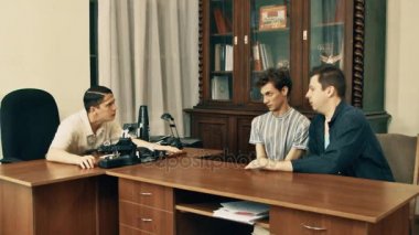 Saç net kızgın kızıyor ofis işçi senaryo üzerinde film yönetmeni