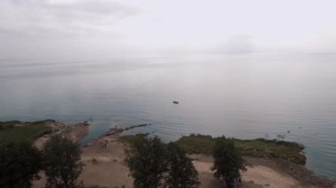 Yaz aylarında güneşli kumlu Sahili deniz kıyı ağaçlar ile üzerinde havadan görünümü