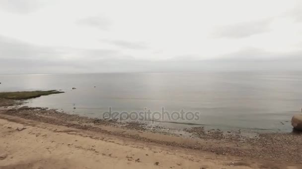 Prise de vue aérienne survolant la côte et de vastes eaux de mer par temps nuageux — Video