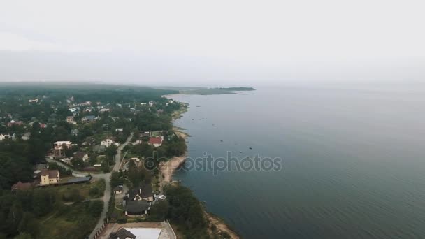 Aerial shot expensive houses on sea shore, surrounded by forest on sunny day — Stock Video