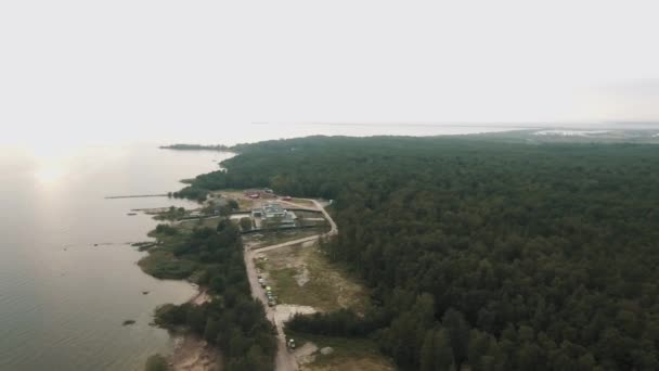 Vue aérienne panoramique forêt un bâtiment sur la côte de la mer en été — Video