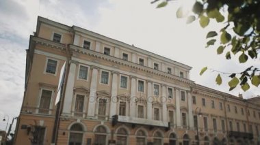 Saint Petersburg, Rusya Federasyonu - 23 Haziran 2016: Dolly eski tarzı ön plan üzerinde yeşil yaprakları ile güneşli günde binasında vurdu