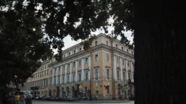Saint Petersburg, Rusya - 23 Haziran 2016: büyük ağaçlar şehir cadde köşelerinde bina eski stil tiyatro önünde