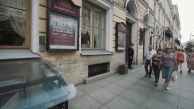 Saint Petersburg, Rusya Federasyonu - 23 Haziran 2016: atış eski izleme mimari tarzı konser salonu geçen insanlar bina,