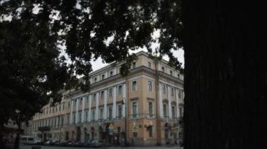 Saint Petersburg, Rusya - 23 Haziran 2016: büyük ağaçlar şehir cadde köşelerinde bina eski stil konser salonu önünde