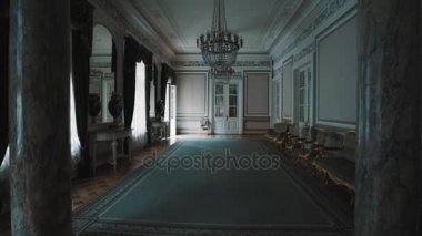 Saint Petersburg, Rusya Federasyonu - 23 Haziran 2016: atış eski klasik konser salonu koridorunda hareket. Mavi tonu pahalı mobilya