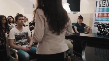 Saint Petersburg, Rusya - 23 Haziran 2016: Kadın eski konser salonu koltuklarda oturan insanlar için söylüyorum tablet ile