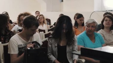 Saint Petersburg, Rusya - 23 Haziran 2016: Dolly eski klasik konser salonu koltuklarda oturan, bekleyen insanlar vurdu