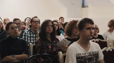 Saint Petersburg, Rusya - 23 Haziran 2016: Kadın kullanım broşür eski klasik konser salonu iç kalabalıkta oturan hayranı olarak