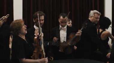 Saint Petersburg, Rusya - 23 Haziran 2016: Müzisyenler ile keman konserden önce konuşuyor. Siyah ceket, beyaz gömlek papyon