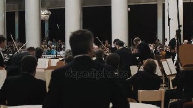 Saint Petersburg, Rusya - 23 Haziran 2016: klasik tarzda müzik salonunda bir konser hazırlığı String orkestra müzisyenleri