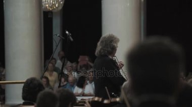 Saint Petersburg, Rusya - 23 Haziran 2016: klasik tarzı müzik salonunda Konser Hazırlığı String orkestra kurşun müzisyen