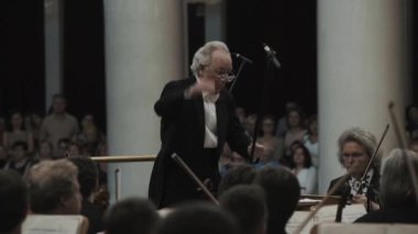Saint Petersburg, Rusya - 23 Haziran 2016: klasik konser salonu orkestrada dize yönetmenlik beyaz saçlı kapellmeister