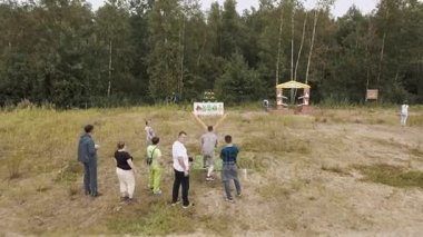 Saint Petersburg, Rusya Federasyonu - 30 Temmuz 2016: Hava atış insan IRL kızgın kuşlar ile konforlu ve dev sapan dışında oynuyor.
