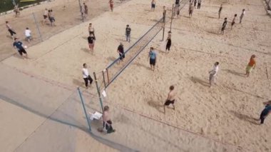 Saint Petersburg, Rusya - 30 Temmuz 2016: plaj voleybolu kum spor yere güneşli günde hava atış oynayanlar