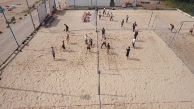 Saint Petersburg, Rusya - 30 Temmuz 2016: Voleybol plaj kum Bahçesi, hava atış genç insanlar iskambil güneşli bir gün