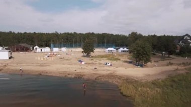 Saint Petersburg, Rusya Federasyonu - 30 Temmuz 2016: Havadan görünümü kumlu plaj sahil beanbags ve spor tarafından yaz aylarında zemin