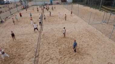 Saint Petersburg, Rusya - 30 Temmuz 2016: plaj badminton kum Bahçesi güneşli günde hava görünümünü oynayanlar