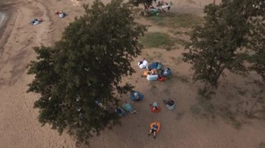 Saint Petersburg, Rusya - 30 Temmuz 2016: yaz aylarında beanbags kumlu kıyısında ağaçların altında üzerinde döşeme havadan görünümü insanlar