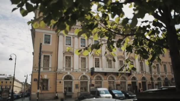 SAINT PETERSBURG, RUSSIA - 23 GIUGNO 2016: Dolly shot di edificio vecchio stile in una giornata di sole con rami d'albero in primo piano — Video Stock