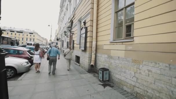 Petrohrad, Rusko - 23. června 2016: sledování snímku turistů lidí walkin staré město ulice průchodu velké dveře — Stock video